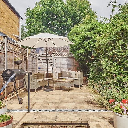 The Lansdowne Guest House Bourton-on-the-Water Luaran gambar A typical garden in the UK