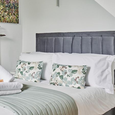 The Lansdowne Guest House Bourton-on-the-Water Luaran gambar A bed with a headboard