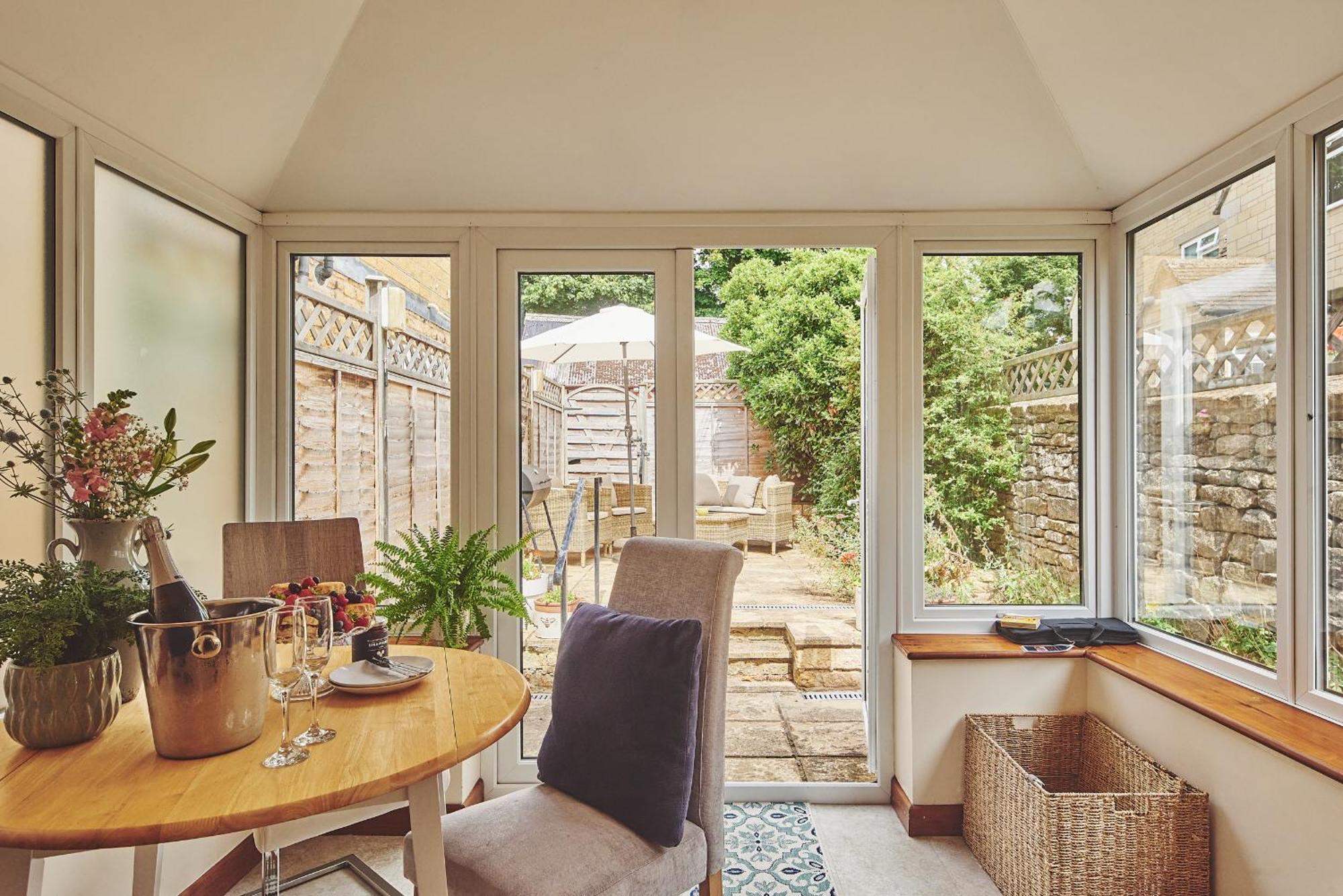 The Lansdowne Guest House Bourton-on-the-Water Luaran gambar Interior of a conservatory