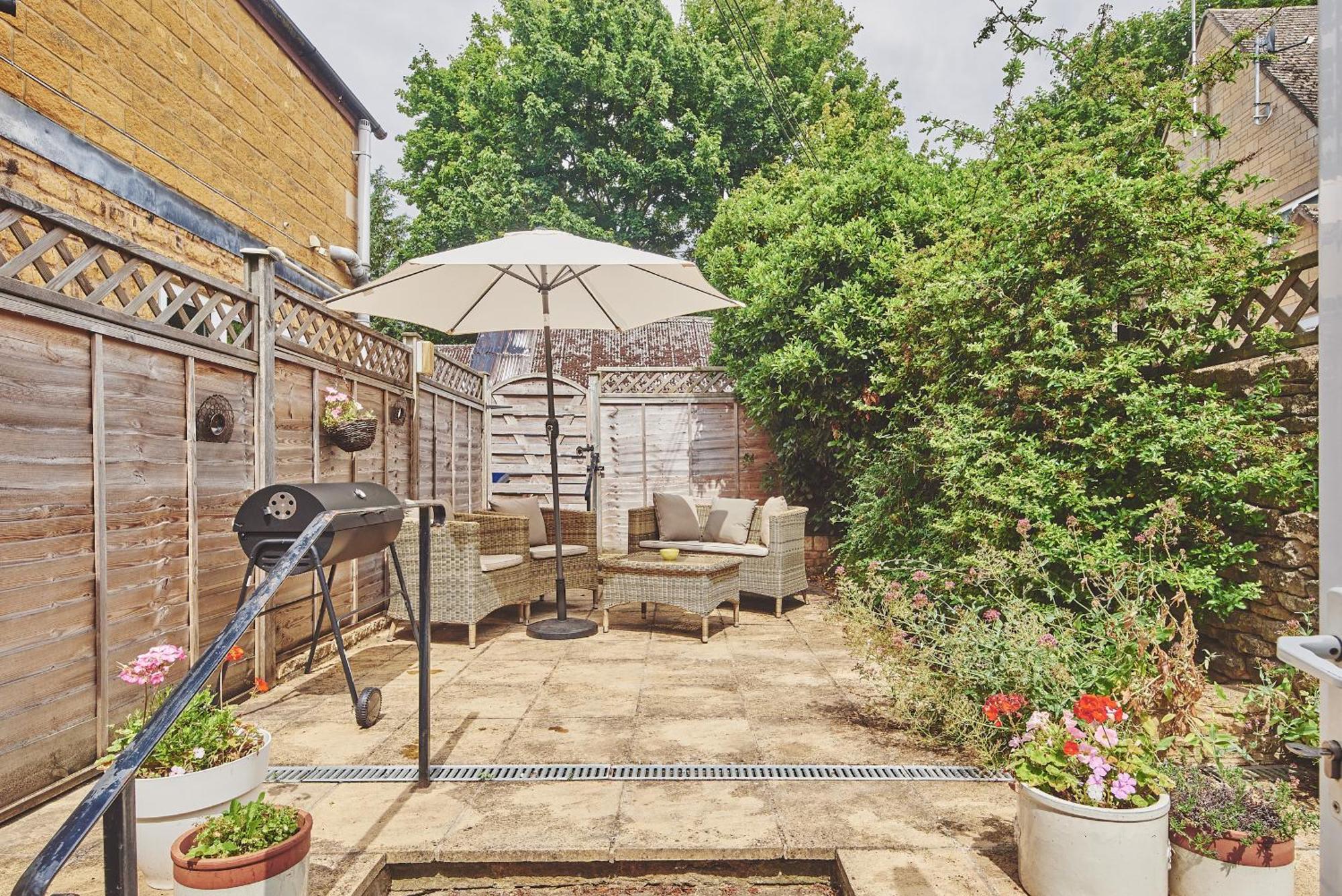The Lansdowne Guest House Bourton-on-the-Water Luaran gambar A typical garden in the UK