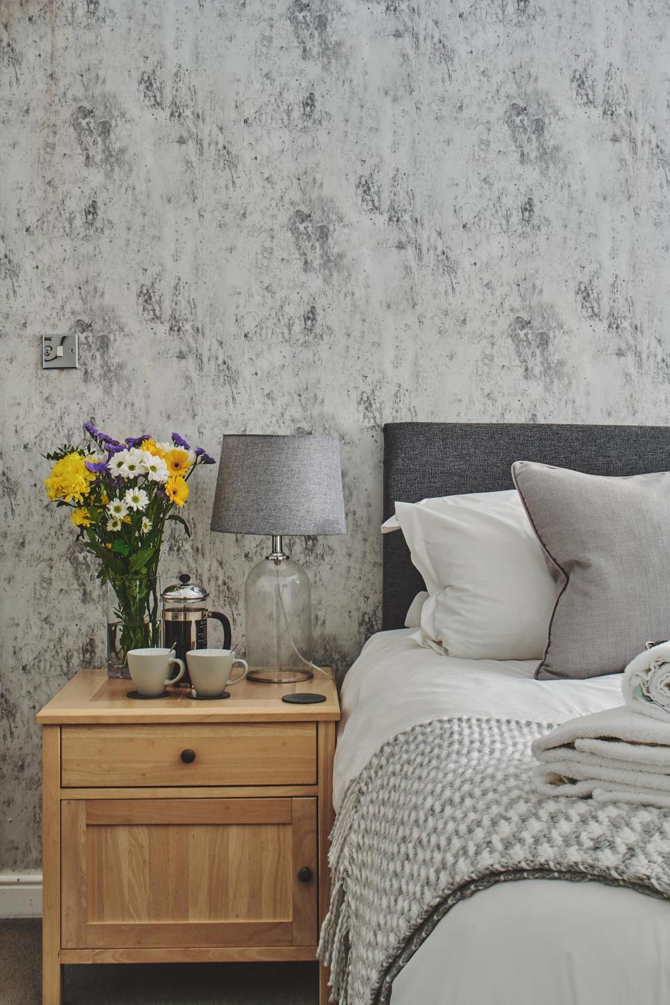 The Lansdowne Guest House Bourton-on-the-Water Bilik gambar A bedroom with a bedside table