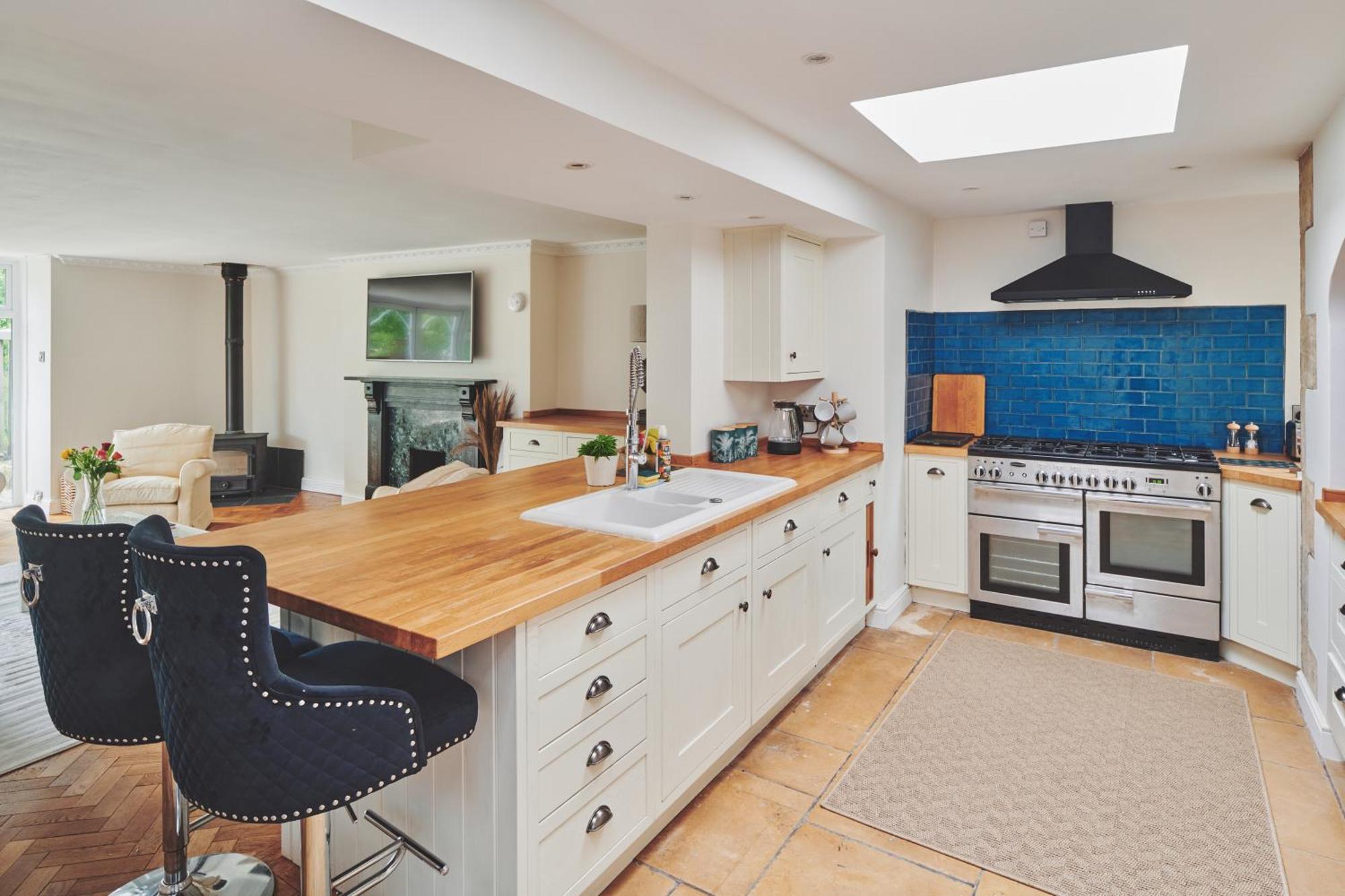 The Lansdowne Guest House Bourton-on-the-Water Luaran gambar A kitchen with a skylight