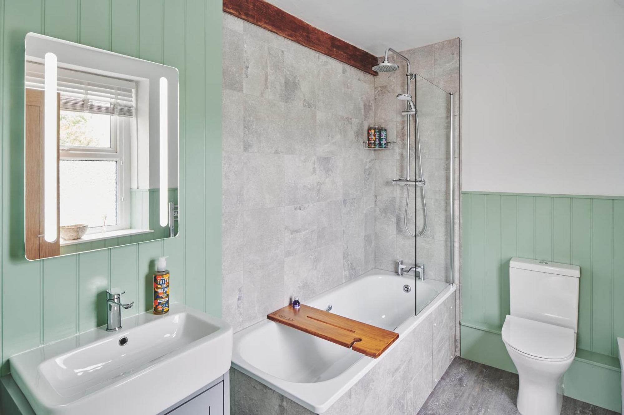 The Lansdowne Guest House Bourton-on-the-Water Luaran gambar Bathroom with shower over bath