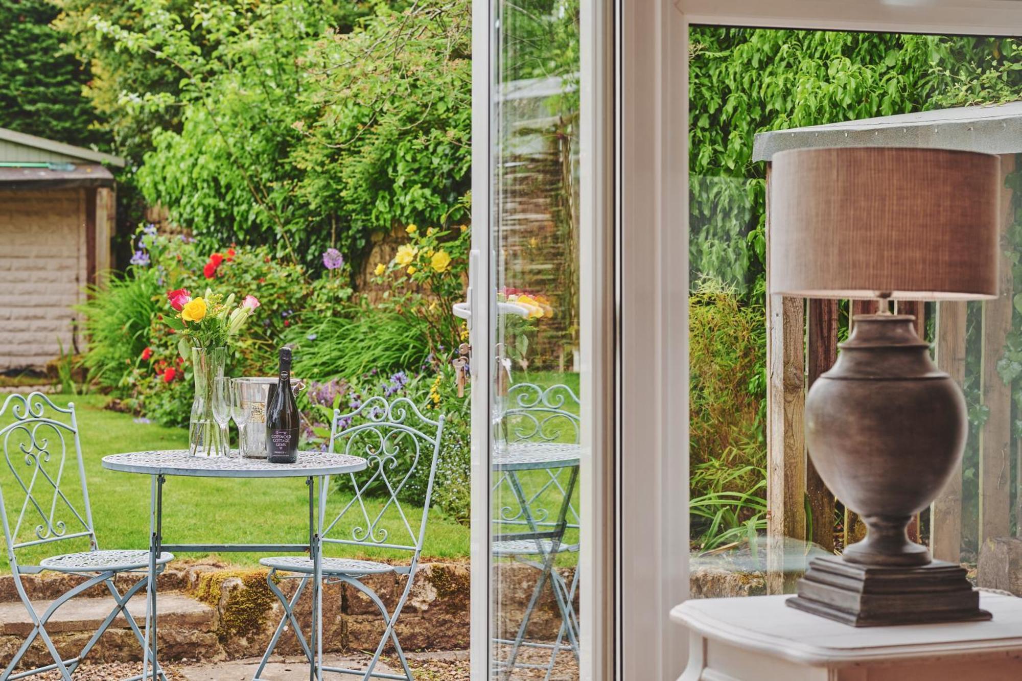 The Lansdowne Guest House Bourton-on-the-Water Luaran gambar A view of the garden from the living room