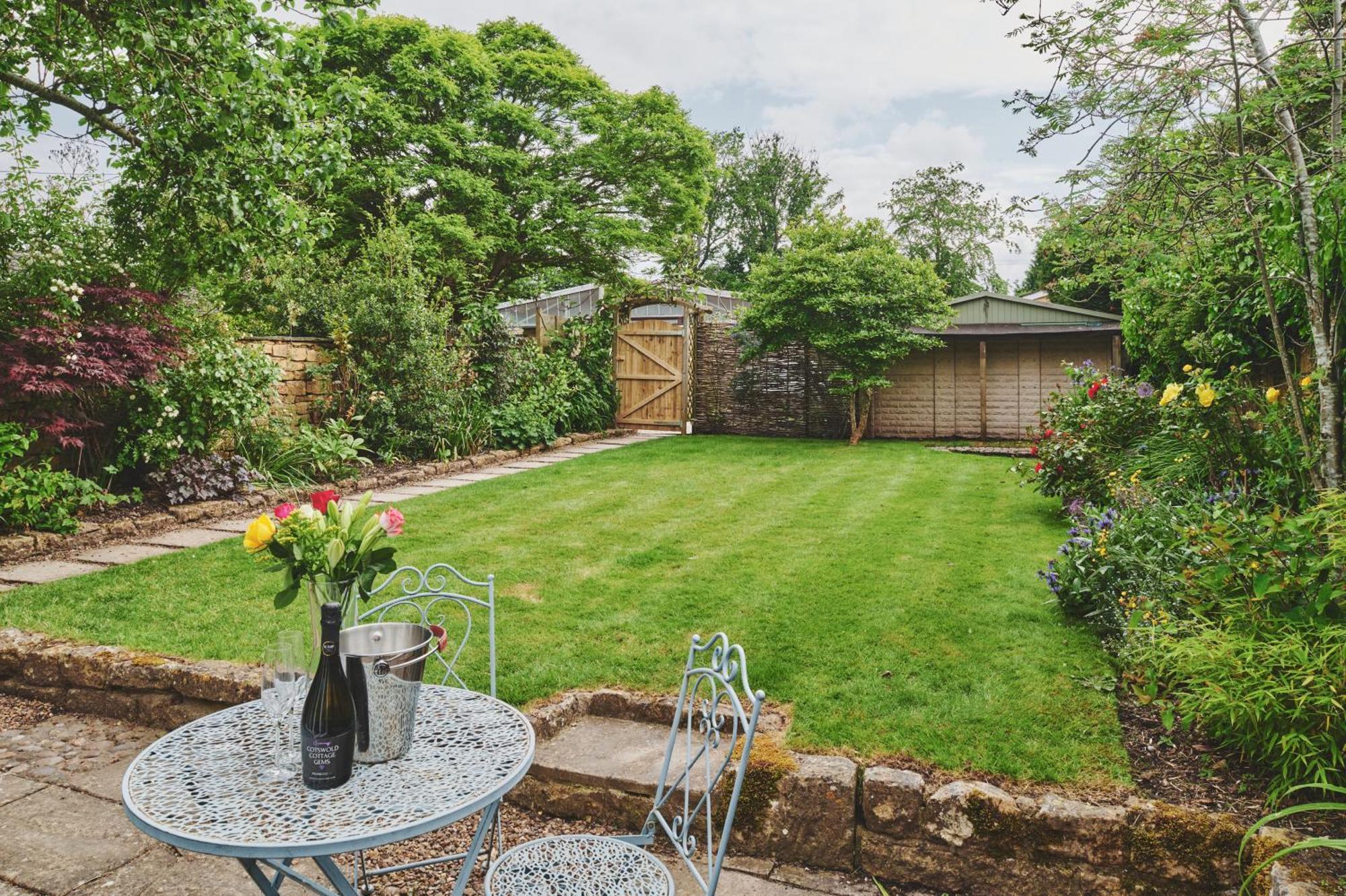 The Lansdowne Guest House Bourton-on-the-Water Luaran gambar The garden of a typical English cottage