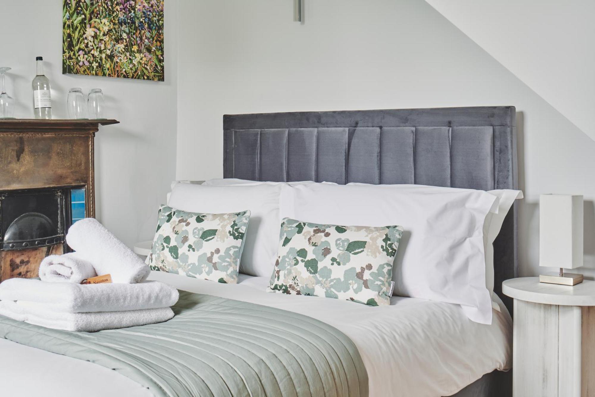 The Lansdowne Guest House Bourton-on-the-Water Luaran gambar A bed with a headboard