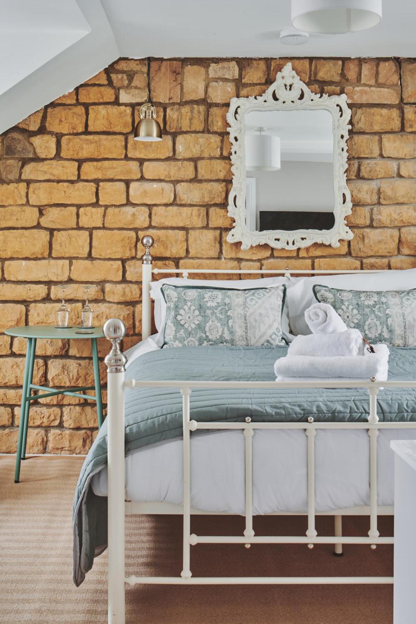 The Lansdowne Guest House Bourton-on-the-Water Luaran gambar A bed with a duvet
