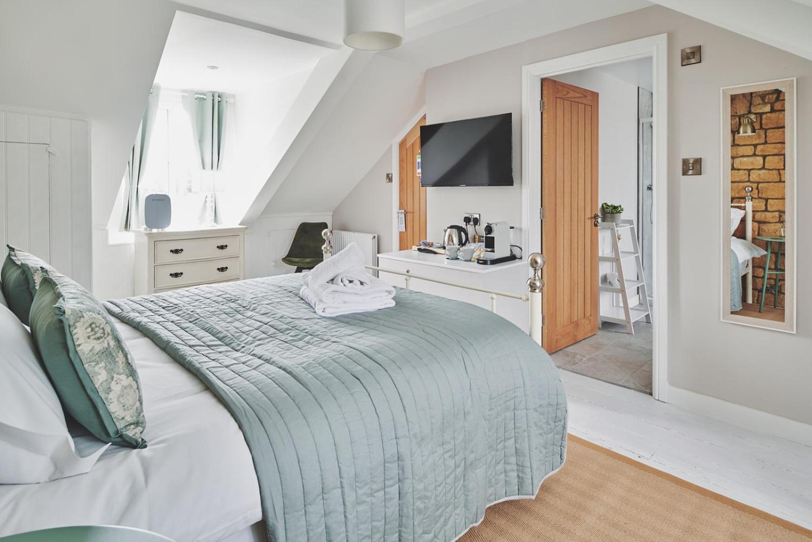 The Lansdowne Guest House Bourton-on-the-Water Luaran gambar A bedroom at The Old Mill