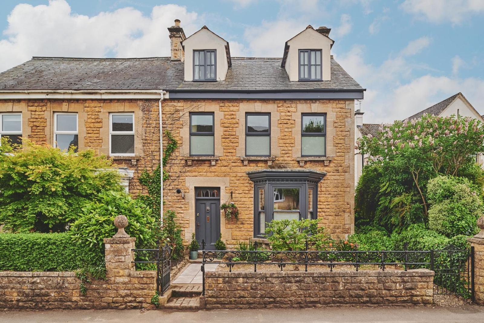 The Lansdowne Guest House Bourton-on-the-Water Luaran gambar The former station building