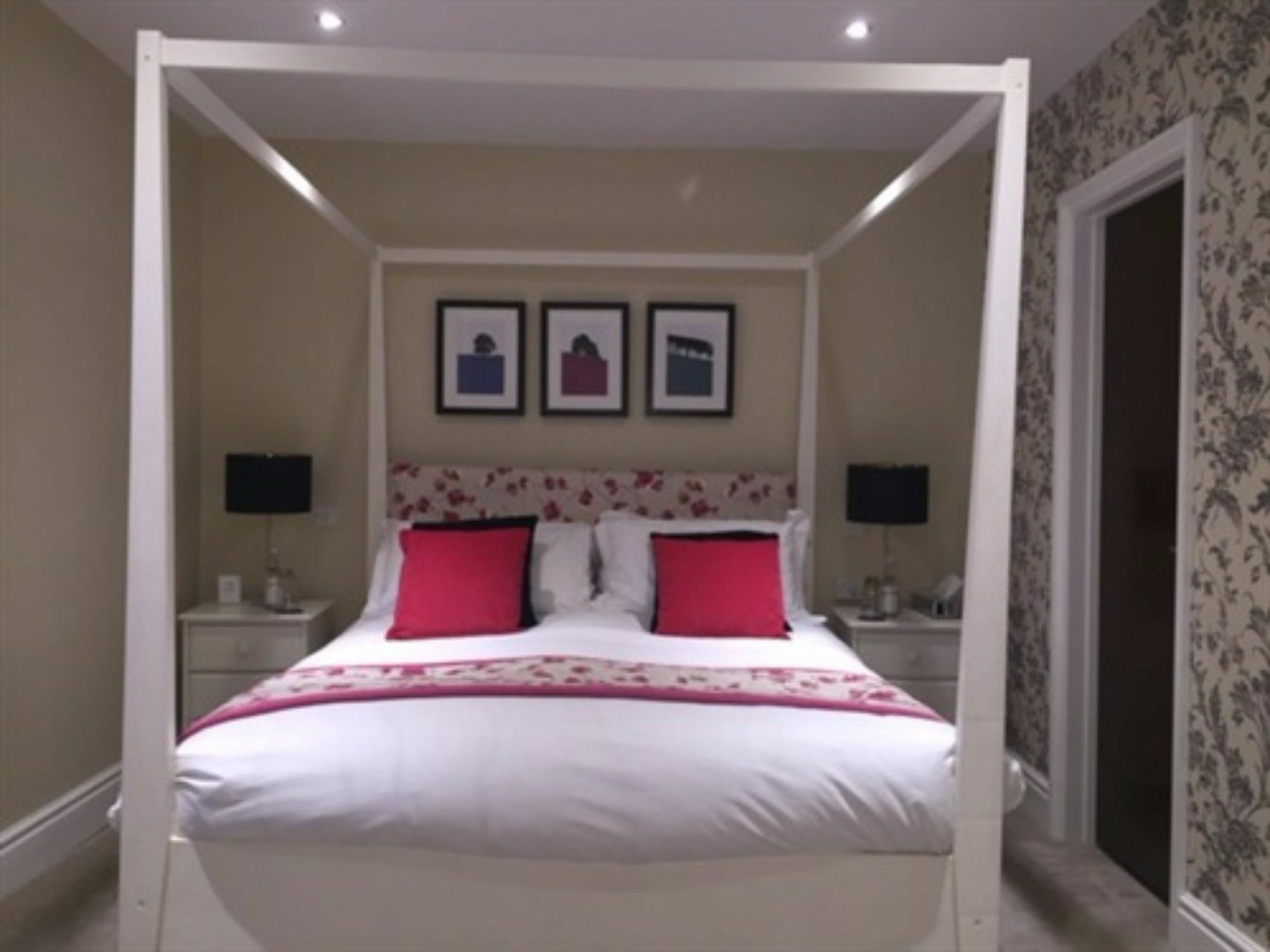 The Lansdowne Guest House Bourton-on-the-Water Luaran gambar A bedroom at the hotel